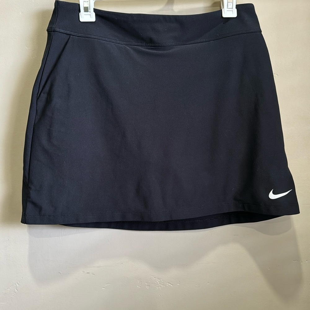 Women’s size 10 Black Nike Golf Dri Fit Golf Skort 16 inch length